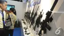 Seorang pengunjung melihat senjata laras panjang buatan Pindad di Indo Defence 2014, JIExpo Kemayoran, Jakarta, Rabu (5/11/2014)(Liputan6.com/Herman Zakharia)