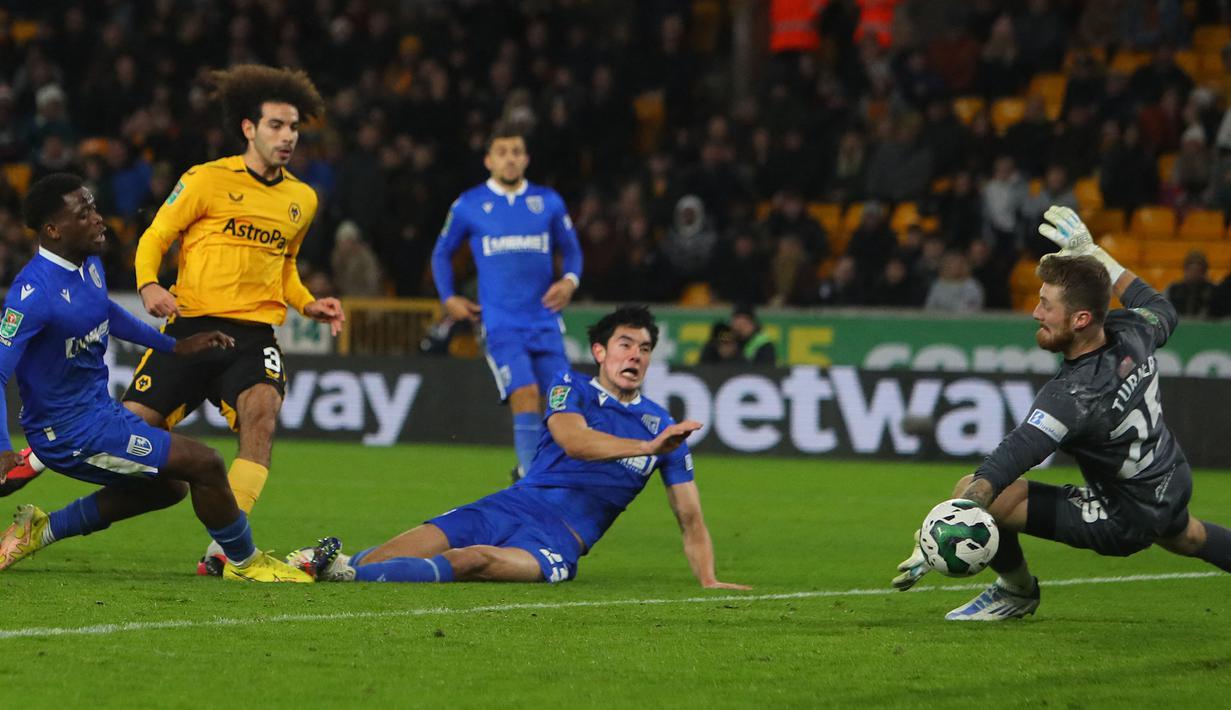 Petualangan Elkan Baggott bersama Gilligham FC di Piala Liga Inggris atau Carabao Cup 2022/2023 dihentikan oleh Wolverhampton Wanderers. Ia dimainkan 90 menit untuk mengisi satu di antara lima pos bek dalam formasi ultra defensif 5-3-2 yang diusung pelatih Neil Harris. (AFP/Geoff Caddick)