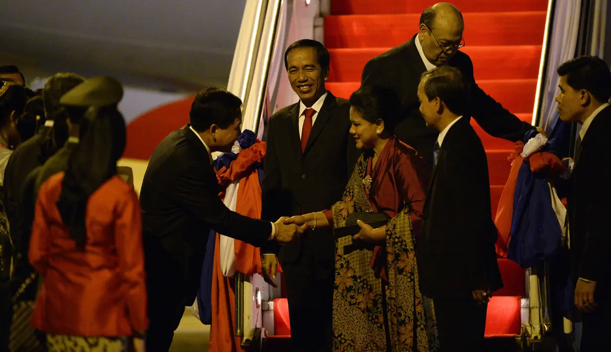 Presiden Joko Widodo (Jokowi) didampingi Ibu Negara Iriana Joko Widodo tiba di Bandara Internasional Wattay, Vientiane, Laos, Senin (5/9). Di bandara, Jokowi dan Ibu Iriana disambut oleh Dubes Indonesia untuk Laos Irmawan Emir Isnandar. (Noel CELIS/AFP)