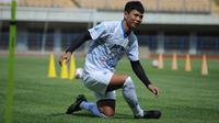 Bek Persib Bandung Achmad Jufriyanto menyambut gembira latihan tim di Stadion Gelora Bandung Lautan Api, Senin (1/3/2021). (Foto: MO Persib)