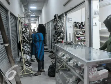 Sejumlah pedagang menata barang dagangannya di Tempat Penampungan Sementara (TPS), Manggarai, Jakarta, Selasa (4/10). Pedagang Pasar Rumput mulai tempati kios TPS Pasar Jaya Manggarai. (Liputan6.com/Yoppy Renato)