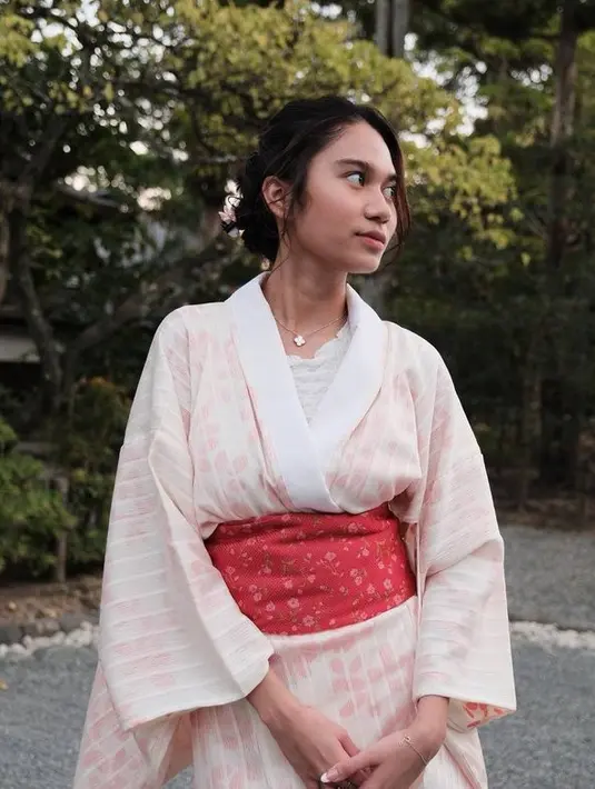 <p>Meski tak pernah mengunggah foto kebersamaan. Namun pasangan ini punya cara tersendiri untuk mengungkap rasa sayangnya. [Foto: instagram/azizahsalsha_]</p>