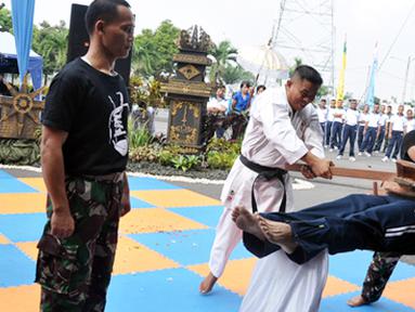 Citizen6, Surabaya: Seni bela diri kekebalan tubuh bahkan dengan mata tertutup turut di tampilkan oleh siswa Diktukpa angkatan - 41. (Pengirim: Penkobangdikal)