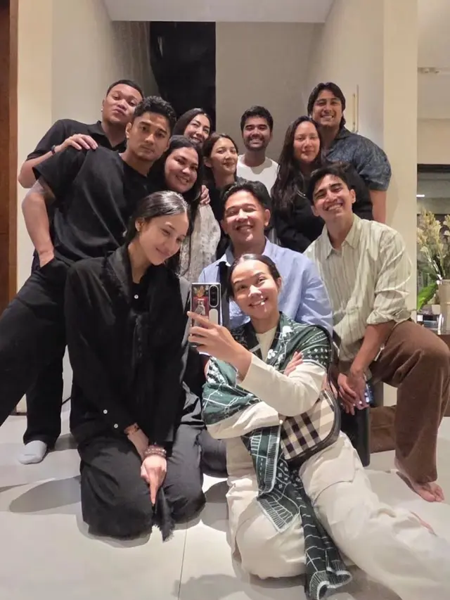 Sederet Artis Hadir di Tahlilan Vidi Aldiano ada Tara Basro. [@yurayunita]