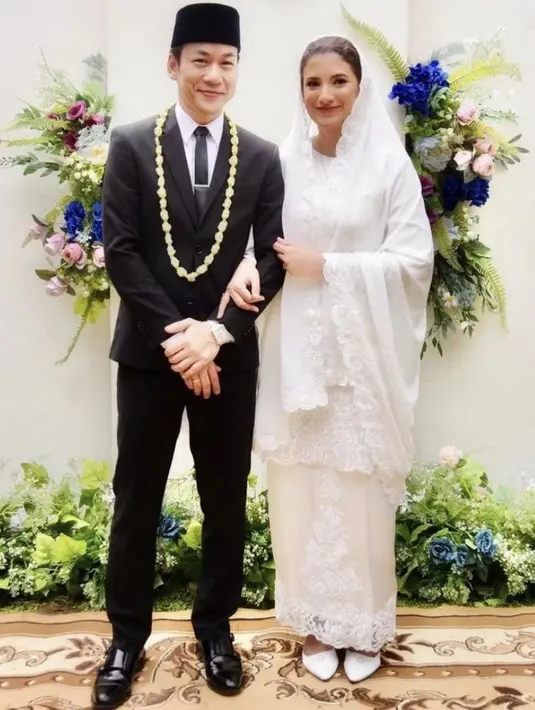 Qibil Changcuters resmi menikah dengan Qurrotu Ayun. Saat akad mempelai perempuan mengenakan baju kurung dan rok putih berbordir lengkap dengan kerudungnya. @qibil