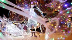 Sebuah pohon tahun baru dipajang di Octyabrskaya Square dan dekorasi untuk menyambut perayaan Natal 2018 dan Tahun Baru 2019 di Minsk, Belarus, Selasa (18/12). (AP Photo/Sergei Grits)