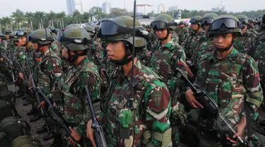 Personel TNI mengikuti gelar pasukan pengamanan KAA ke-60 2015 di Kawasan Monas, Jakarta, Rabu (15/4/2015). Apel gabungan TNI-Polri ini dihadiri Panglima TNI Jenderal TNI Moeldoko, Wakapolri Komjen Pol Badrodin Haiti. (Liputan6.com/Herman Zakharia)