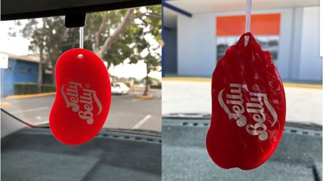 6 Potret Kocak Gantungan di Mobil Ini Nyeleneh Banget