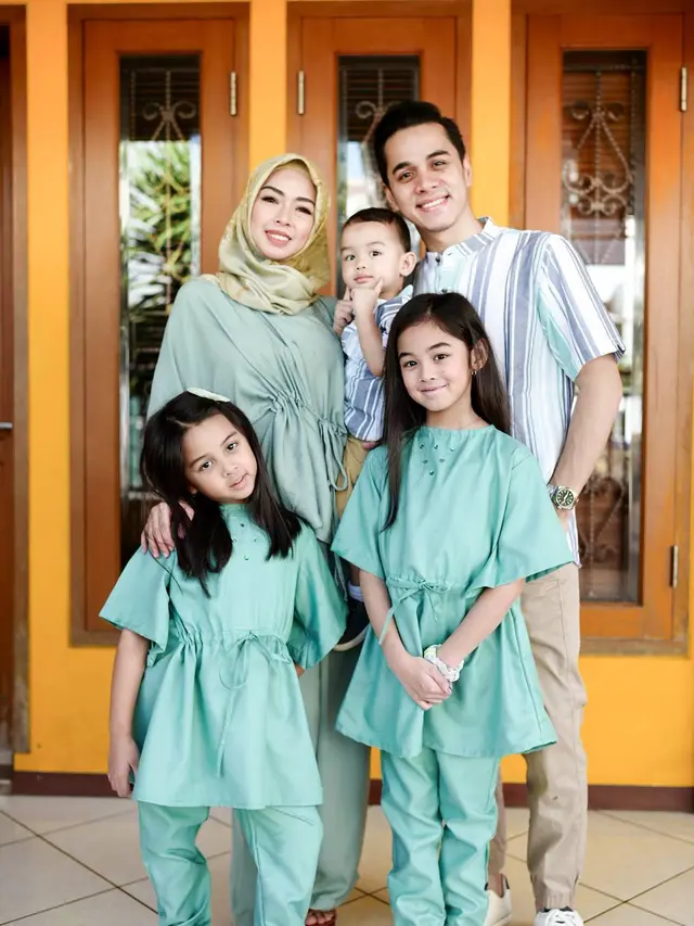 [Bintang] 8 Foto Kebersamaan Rionaldo Stokhorst dengan Istri dan Ketiga Anaknya