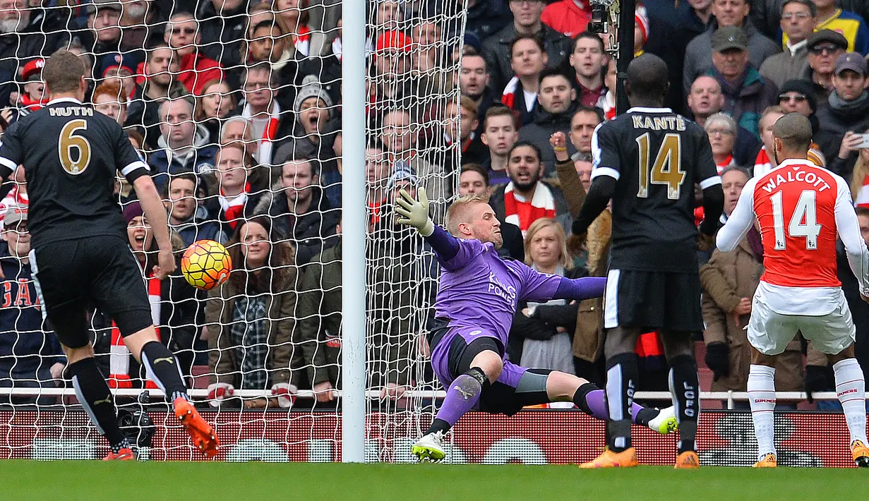 Pemain Arsenal, Theo Walcott, mencetak gol ke gawang Leicester City dalam laga Liga Inggris di Stadion Emirates, London, Minggu (14/2/2016). (AFP/Glyn Kirk)