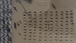 Aktivis menggali kuburan di pantai Copacabana, Rio de Janeiro, Kamis (11/6/2020). Aksi simbolis yang dilakukan oleh kelompok LSM Rio de Paz itu sebagai bentuk protes atas respons pemerintah Brasil dalam menangani pandemi Covid-19. (AP Photo/Leo Correa)