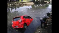 Sebuah mobil di Makassar tercebur ke kali setelah pengendaranya hilang kendali (facebook)