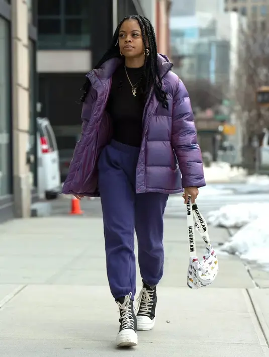 <p>Athleisure juga bisa membuatmu tampak stylish. Menonton pertandingan bola mungkin akan membuatmu banyak berdiri dan duduk lagi, jadi pilihlah outfit yang nyaman dikenakan, seperti legging dengan hoodie atau jogger pants dan turtleneck top.</p>