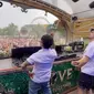 Uniknya Gaya Weird Genius Manggung di Tomorrowland 2022 Pakai Seragam SMA (Tangkapan Layar Instagram/ybrap)