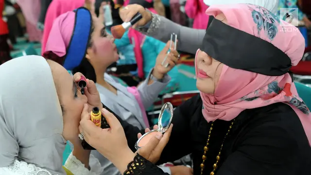 Keseruan Lomba Merias Wajah dengan Mata Tertutup di Tangsel