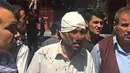 Warga mengevakuasi orang yang terluka setelah serangan ledakan bom mobil di Kabul, Afganistan, (31/5). Bom ini menewaskan Sedikitnya sembilan orang dan melukai puluhan orang. (AP Photos / Massoud Hossaini)