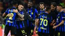Pemain Inter Milan merayakan kemenangan atas Empoli pada laga lanjutan Liga Italia 2023/2024 yang berlangsung di Stadion Giuseppe Meazza, Milan, Italia, Selasa (02/04/2024) WIB. (AFP/Piero Cruciatti)