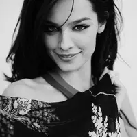 Korea Herlad Pop mengabarkan jika banyak netizen yang menduga Katy adalah kekasih Song Joong Ki. (Foto: facebook.com/katylouisesaundersofficial)