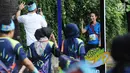 Pelari menyempatkan berfoto saat mengikuti lomba Pertamina Eco Run 2017 di Pantai Karnaval Ancol, Jakarta, Sabtu (16/12). Pertamina Eco Run 2017 diikuti ribuan pelari dari tiga kategori, yakni master, umum dan pelajar. (Liputan6.com/Helmi Fithriansyah)