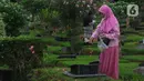Warga menabur bunga saat berziarah ke makam TPU Malaka di Jakarta Timur, Sabtu (11/2023). Untuk menghindari kepadatan saat berziarah ke makam keluarga, warga memilih untuk lebih awal guna menghindari kepadatan ziarah kubur jelang bulan suci Ramadhan 1444 Hijriah. (merdeka.com/Imam Buhori)