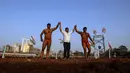 Wasit mengangkat tangan pemenang laga Indian traditional wrestling competition atau Kushti di Arena Akhara, Mumbai, India, 20 Maret 2016. Olahraga tradisional ini terus dilestarikan sebagai bagian dari budaya. (EPA/Divyakant Solanki)