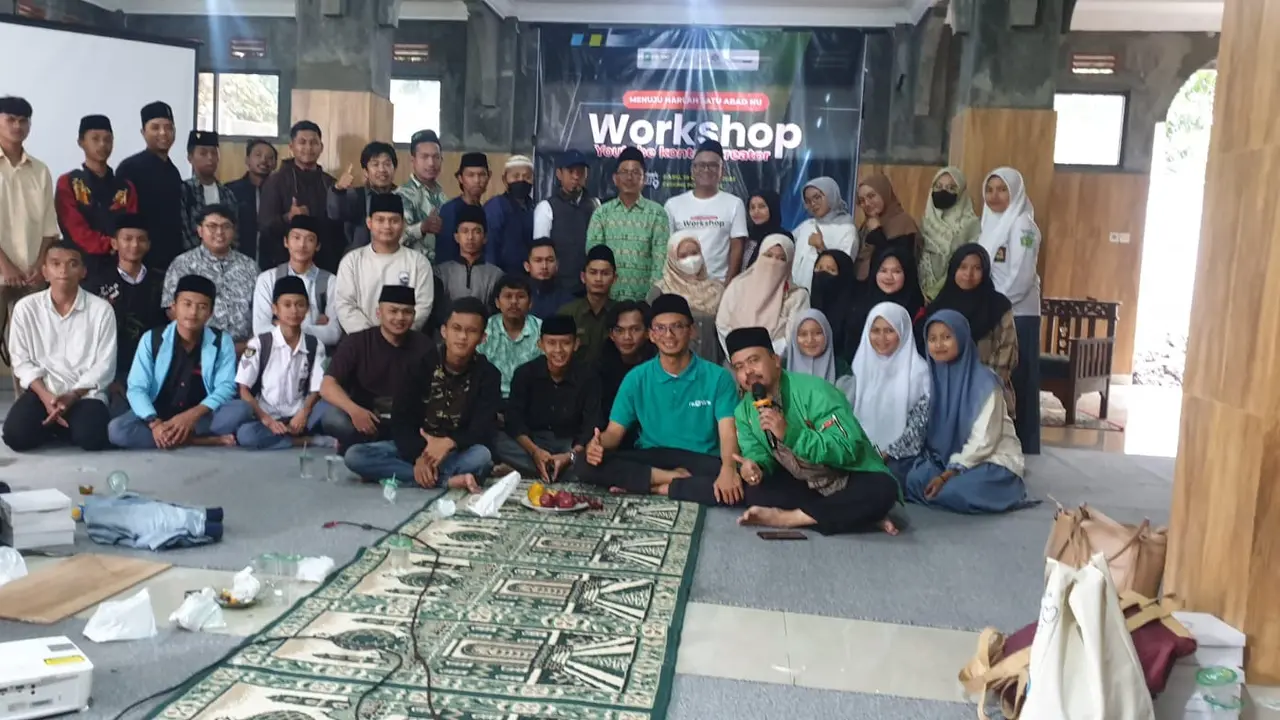 Para peserta Workshop Youtube konten kreator LTNU Garut, Jawa Barat berfoto bersama pemateri. (Liputan6.com/Jayadi Supriadin)