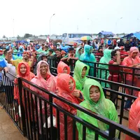 Jangan lupa malam nanti adalah jadwal final piala AFF. Untuk yang nggak bisa nonton langsung ke Stadion Pakansari, begini kondisi terkininya. (Bintang.com/Adrian Putra)