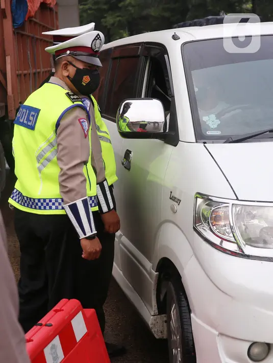 Petugas kepolisian memeriksa kendaraan di gerbang tol Cikupa, Kabupaten Tangerang, Banten, Kamis (6/5/2021). Pemeriksaan tersebut sebagai upaya untuk menyekat masyarakat yang nekat mudik seiring telah diberlakukan larangan mudik Lebaran mulai dari 6 hingga 17 Mei 2021.  (Liputan6.com/Angga Yuniar)