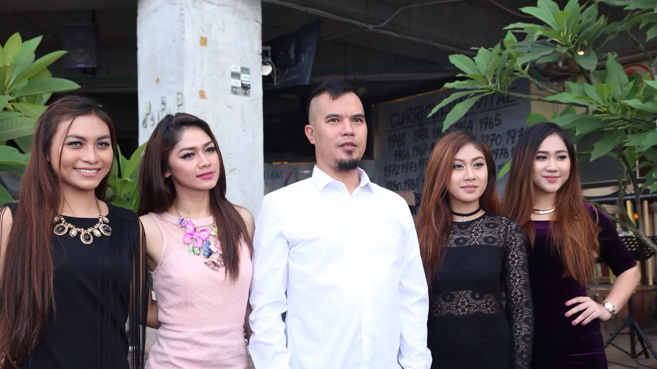 [Bintang] Ahmad Dhani Dewi Dewi Mahadewi