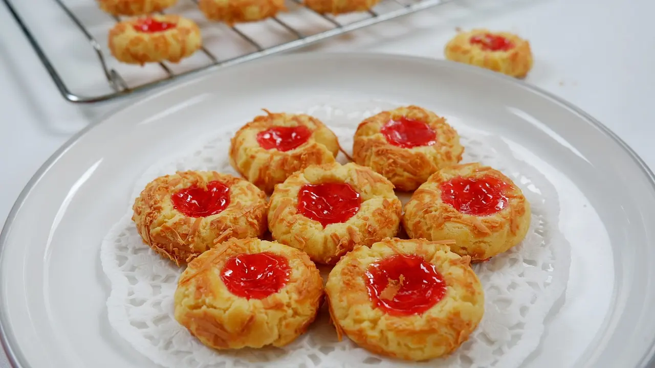 kue jempol stroberi