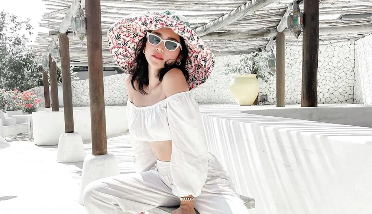 Ibu satu anak ini memang terkenal sebagai wanita dengan gayanya yang trendi dan kekinian. Seperti saat Jessica Iskandar memakai kacamata hitam. Gayanya yang memesona dengan kacamata lensa hitam dan frame putih ini tampak makin stylish. (Liputan6.com/IG/@inijedar)