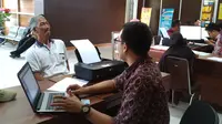 Saidi Zainuddin (60) melaporkan aksi curat yang dilakukan polisi gadungan di samping kantor Wako Palembang (Liputan6.com / Nefri Inge)