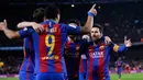 Penyerang Barcelona, Lionel Messi bersama Luis Suarez merayakan gol pembuka ke gawang Atletico Madrid pada leg kedua semifinal Copa del Rey di Estadio Camp Nou, Selasa (7/2). Barca lolos ke final dengan keunggulan aggregat 3-2. (AP Photo/Manu Fernandez)