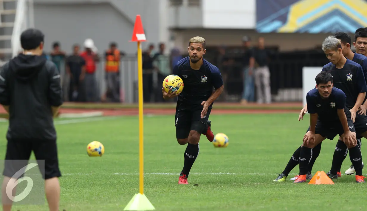 Pemain Timnas Thailand berlari saat latihan resmi di Stadion Pakansari, Bogor, Selasa (13/12). Thailand akan melakoni laga tandang final Piala AFF 2016 melawan Indonesia, Rabu (14/12). (Liputan6.com/Helmi Fithriansyah)