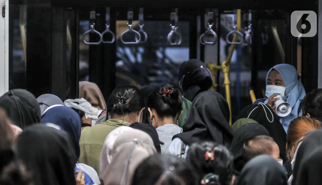 <p>Calon penumpang bus Transjakarta antre untuk menaiki bus di Halte Harmoni, Jakarta, Selasa (10/5/2022). Penumpang bus Transjakarta kembali padat usai warga kembali beraktivitas pascalibur Lebaran. (merdeka.com/Iqbal S. Nugroho)</p>