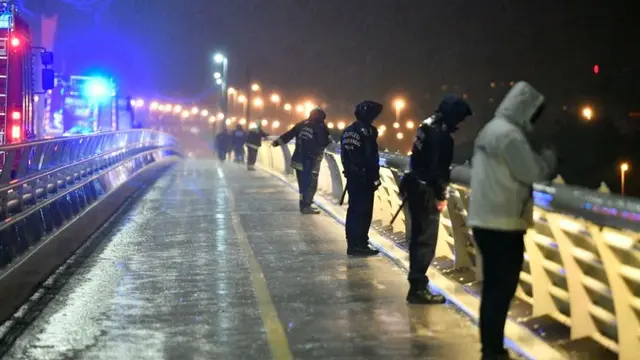 Polisi menyisir Sungai Danube, di Budapest, Hungaria. (AP)