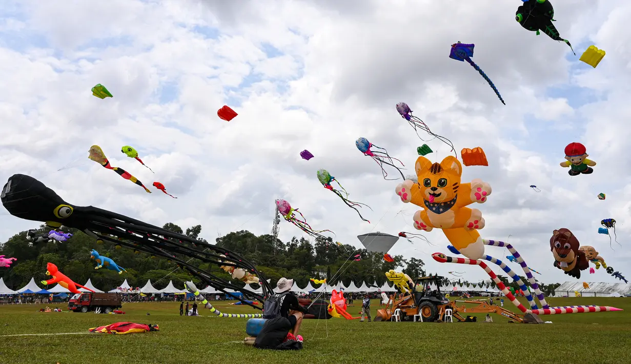 Layang-layang diterbangkan selama Festival Layang-Layang Dunia Pasir Gudang ke-25 di Bukit Layang-Layang di negara bagian Johor, Malaysia, pada 24 Februari 2023. Festival ini dilanjutkan kembali setelah 3 tahun terhenti karena pandemi Covid-19. (AFP/Roslan Rahman)