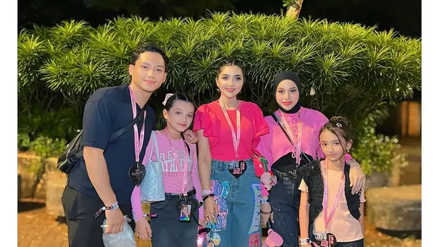 8 Gaya Artis dan Anaknya Nonton BLACKPINK 'DEADLINE' di Jakarta, Kompak Abis
