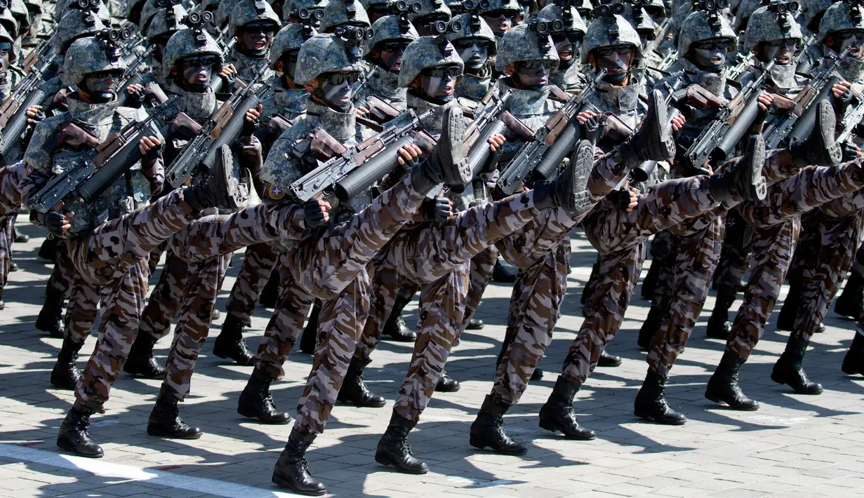 Pawai tentara bersenjata dalam parade militer memperingati HUT ke-70 Korea Utara di Pyongyang, Korea Utara, Minggu (9/9). (AP Photo/Ng Han Guan)