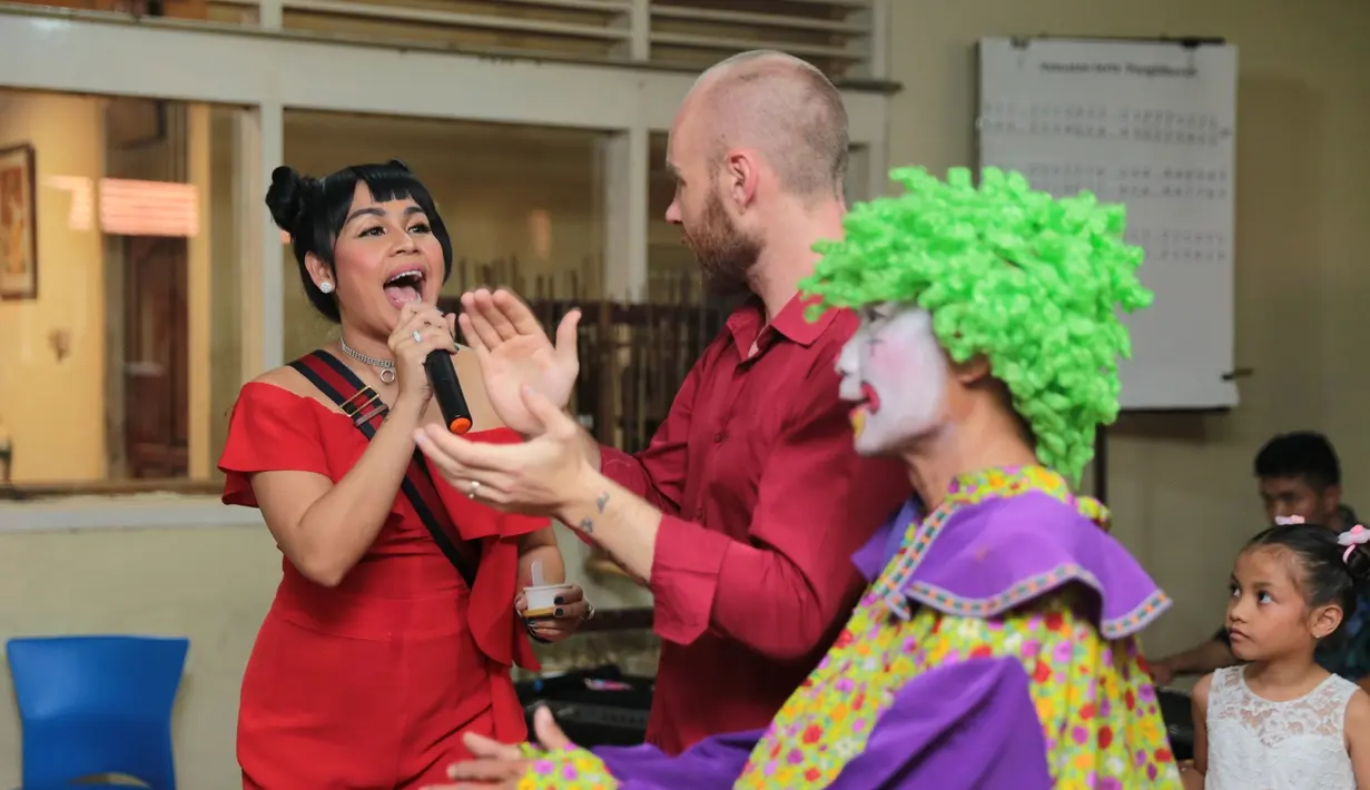 "Ultah Chloe ke 6 tahun. Sebelumnya bareng adik-adik yang sedang berjuang dengan kanker. Pas Natal tahun kemarin kita juga bikin acara di SLB ini tapi aku dan Tyson ga bisa ikut," kata Melaney Ricardo Minggu (4/2/2018). (Adrian Putra/Bintang.com)