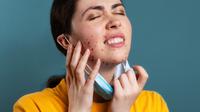 Ilustrasi perempuan terserang fungal acne. (Foto: Shutterstock)