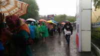 Ribuan pengaju e-KTP rela mengantre berjam-jam, bahkan bermandikan hujan di TMII, Jakarta Timur. (Liputan6.com/Nanda Perdana Putra)