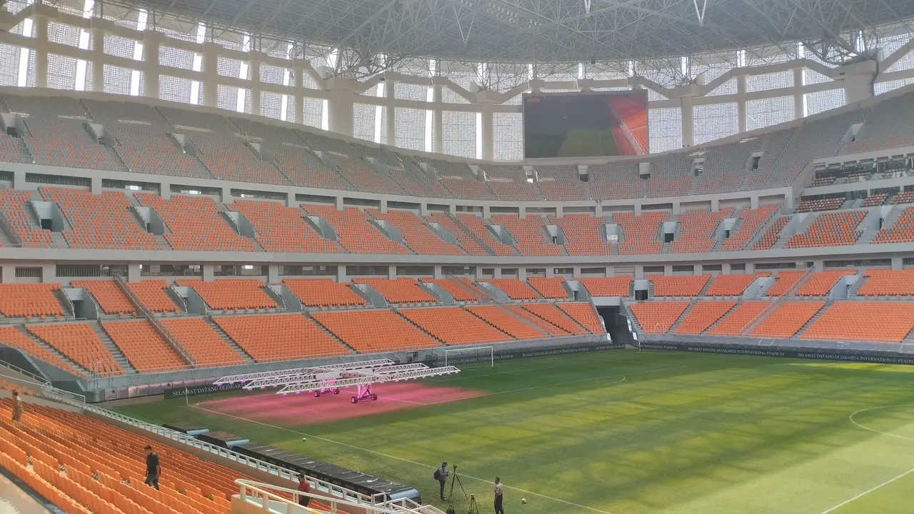 Penampakan Rumput Lapangan Jakarta International Stadium (JIS), Jakarta Utara.