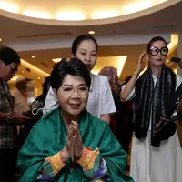 Titiek Puspa harus mendapatkan perawatan beberapa hari di rumah sakit lantaran sebelumnya ia merasakan sesak. Rupanya Titiek Puspa memang sejak dahulu sudah mendapatkan sakit turunan dari orangtuanya. (Andy Masela/Bintang.com)