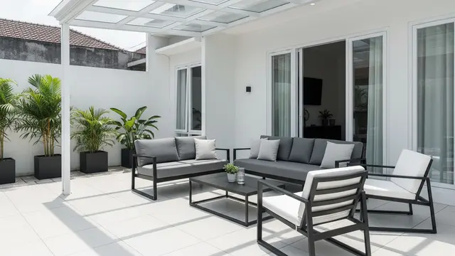 Teras Modern dengan Kanopi Kaca Tempered