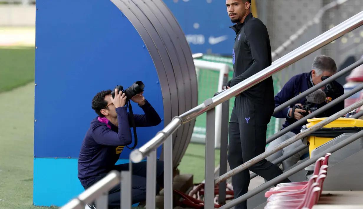 Chelsea berada di peringkat 12, sementara Barcelona di peringkat 11. Tampak dalam foto, bek Barcelona asal Uruguay, Ronald Federico Araujo da Silva, tiba untuk mengikuti sesi latihan jelang matchday 5 Liga Champions 2025-2026 melawan Chelsea di lapangan latihan Joan Gamper di Sant Joan Despi, pada Senin 24 November 2025. (Lluis GENE/AFP)