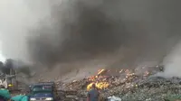 Penampakan kebakaran sampah di kawasan TPA Kopiluhur mengganggu pernafasan karena asap hitam tebal masuk ke pemukiman warga sekitar. Foto (Liputan6.com / Panji Prayitno)
