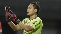 Kiper Bali United, Wawan Hendrawan, saat melawan Semen Padang pada laga Piala Presiden 2019 di Stadion Patriot, Jawa Barat, Senin (11/3). Bali United menang 2-1 atas Semen Padang. (Bola.com/M Iqbal Ichsan)