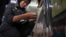 Petugas memeriksa kuas yang diduga terbuat dari bulu babi di toko hardware luar Kuala Lumpur, Malaysia, Rabu (8/2). Operasi nasional dilangsungkan setelah pengujian atas beberapa kuas memperihatkan dibuat dari bulu babi. (AP Photo/Daniel Chan)