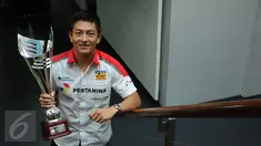 Pebalap Indonesia yang turun di ajang GP2 Series, Rio Haryanto saat mengunjungi SCTV Tower di bilangan Senayan, Jakarta, Jumat (31/7/2015). Rio mengisi liburan balapan dengan mengunjungi SCTV, Liputan6.com dan Bola.com. (Liputan6.com/Helmi Fithriansyah)